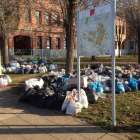 Foto tomada esta mañana en la que se muestran las bolsas de basura recogidas por los estudiantes sin retirar.