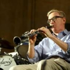 Woody Allen tocando el clarinete en el concierto que ofreció al aire libre en Salamanca
