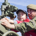 Un niño disfruta de una exhibición en un cañón de artillería. OTERO PERANDONES