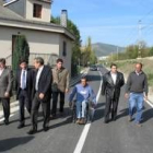 Valcarce, Jaime González y Darío Martínez, con concejales y el alcalde de Toral, Pedro Fernández