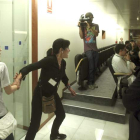 Una mujer se dirige a los diputados antes de ser desalojada.