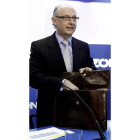 Montoro mete la mano en su cartera en el Congreso.