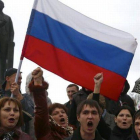 Manifestantes prorrusos gritan consignas en una concentración en el centro de Simferópol, la capital de Crimea, este miércoles.