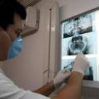 Un niño realiza su higiene dental diaria en una foto de archivo