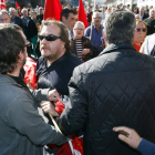 Enfrentamiento de los manifestantes que portaban pancartas contra Toxo ayer, en Ferrol.