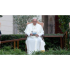 Simon Peres, el papa Francisco y el presidente Mahmoud Abbas, en un momento del encuentro de ayer.