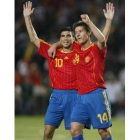 Xabi Alonso y Reyes se abrazan festejando el magistral gol del sevillano de lanzamiento de falta