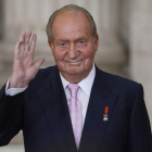 El rey Juan Carlos saluda tras firmar la ley orgánica de su abdicación en el año 2014. EFE