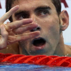 Phelps alza cuatro dedos en la llegada de los 200 estilos para reflejar los cuatro títulos consecutivos en esta prueba desde Atenas
