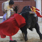 El diestro leonés Javier Castaño da un pase con la muleta al primero de su lote.