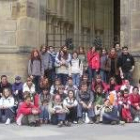 Los alumnos del IES Valles del Luna de Santa María del Páramo posan delante del castillo de Praga