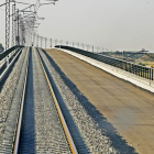Tramo de la línea del AVE a León en vía única, con la plataforma preparada para instalar un segundo conducto. RAMIRO