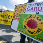 Los manifestantes pidieron con pancartas el cierre de la central nuclear burgalesa.