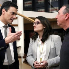 El líder del PSOE, Pedro Sánchez, conversa con Mónica Oltra y Joan Baldoví, dirigentes de Compromís, en el Congreso.
