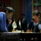 Anand y Leko se mantienen atentos durante la partida que decidió el campeonato del mundo