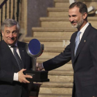 Antonio Tajani  recibe el premio Carlos V de manos del rey. BALLESTEROS
