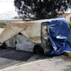 Imagen de la furgoneta carbonizada en la que ayer murieron los dos niños de 3 y 5 años