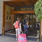 Unos turistas acceden a un hotel del centro de Barcelona.