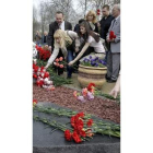 Ofrenda floral a las víctimas de la catástrofe de Chernóbil.
