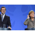 Rajoy y Merkel, en una rueda de prensa en Berlín.