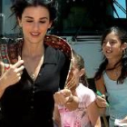 Unas niñas de la localidad piden autógrafos a la actriz Penélope Cruz