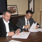 Juan Díez y Nicanor Sen en la firma del convenio de cesión de instalaciones de Feve.