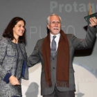 Luis Mateo Díez recibe el premio Protagonistas de León 2011 de manos de Adriana Ulibarri