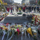 Flores y silencio frente a la tumba del soldado desconocido de Ottawa, asesinado por un yihadista.