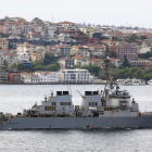 El destructor 'USS Ross' navega por el Bósforo tras finalizar una misión en Estambul, en junio del 2015.