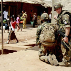 Soldados franceses patrullan en Bangui, este domingo.