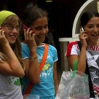 En la imagen, un grupo de jóvenes españolas hablando por el teléfono móvil