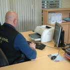 Un agente del Giat durante la realización de su trabajo.