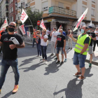 Sindicalistas y trabajadores de la eólica LM se manifestaron ayer en la calle Ancha de Ponferrada, frente a la sede de la Fele. L. DE LA MATA