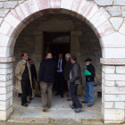 Los asistentes a la reunión, ayer, a las puertas del Ayuntamiento de San Emiliano.