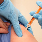 La vacunación es una de las medidas preventivas más eficaces para combatir la gripe.