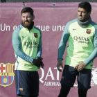 Messi y Suárez durante el entrenamiento que realizó ayer el equipo azulgrana. DALMAU