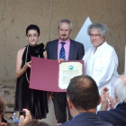 Miembros de la Asociación Amigos del Teleno entregan el reconocimiento a Luis Carnicero. DL