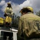 Dos brigadistas en una intervención el pasado verano en el monte de Arienza, en Riello