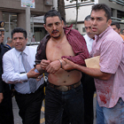 Varios policías se llevan detenido al hombre que ha matado a dos agentes en el metro de México.