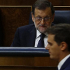 El líder de Cs, Albert Rivera, pasa por delante del presidente del Gobierno, Mariano Rajoy, en el Congreso de los Diputados.