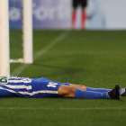 David Caiado se lamenta en el suelo, junto a la portería de Brais Pereiro, de una de las ocasiones de las que dispuso en el segundo período. L. DE LA MATA