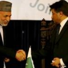 Karzai y Musharraf se estrechan la mano durante la clausura