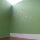 Estado que presenta el frontón de Nava, con la pared llena de desconchones.