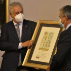 Rivera recibiendo el título de socio de honor de Sofcaple. PACO FERGAR