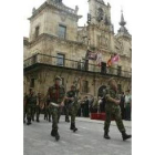 La bandera y el guión desfilaron con los soldados por la ciudad