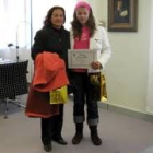 Soledad Díez y su alumna María Díez posan con sus premios
