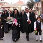 La Virgen del Castillo Viejo recibe una ofrenda floral durante los festejos en su honor