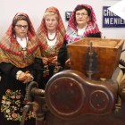Mujeres ataviadas con trajes tradicionales durante la inaguración de la nueva sede del Museo del Chocolate de Astorga