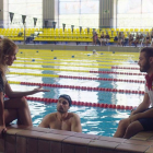 Patricia Conde habla con nadadores, en un episodio de Los poderes extraordinarios del cuerpo humano.