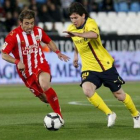 El argentino Messis conduce el balón ante un rival.